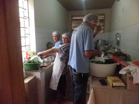 O preparo da salada: Motta, Débora e D.Mariza.