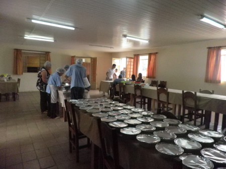 Vista parcial do pessoal preparando as saladas.