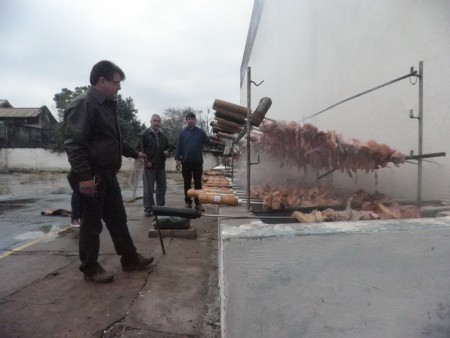 A churrasqueira externa: Dr. Ozório; Tadeu e Hélio