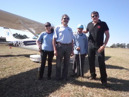 Tânia, Ramão, Luiz Alberto e o piloto Marshal Passamani no voo panorâmico na II Aero-Mateada/Aeroclube São Borja - 18.08.2013