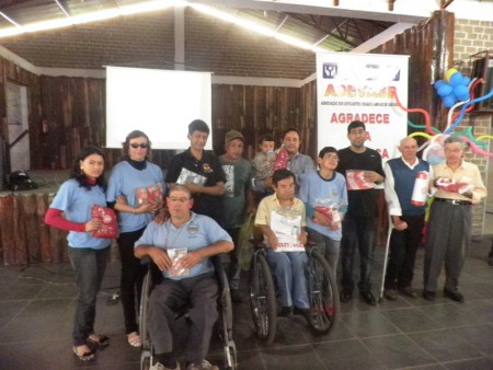 Associados Tânia;Alessandra;Cláudio (com o nenê);Weslei;Euclides;Vitalino;João Acir e os cadeirantes José Artur e Dilon recebendo os brindes do Internacional.