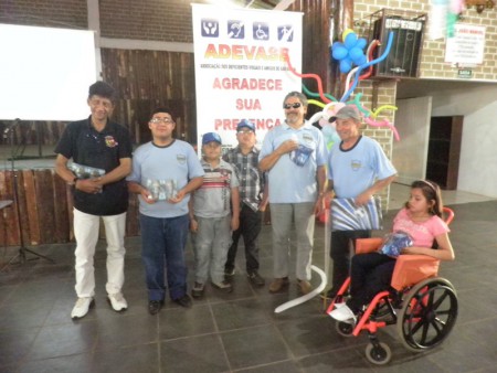 Os associados Jari;Marcos;Roberto;Filipe;Ramão;Luiz e Paloma recebendo os brindes do Grêmio.