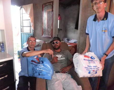 Entrega da cesta ao associado Juliano.