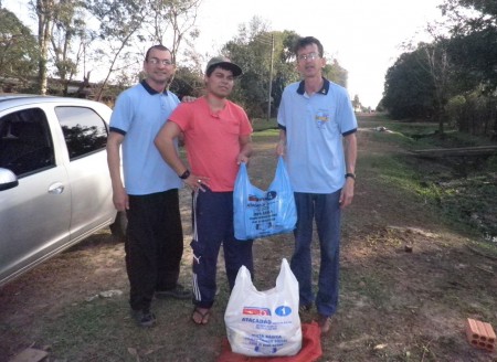 Entrega da cesta ao associado Douglas.