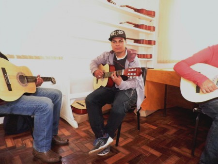 Associado Douglas na aula de violão