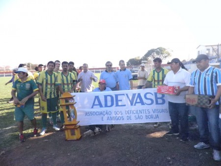 Diretores da ADEVASB com parte da equipe campeã do torneio de futebol "Taça Manoel Flores", MARIA DO CARMO F. C. Em 14..08.2014.