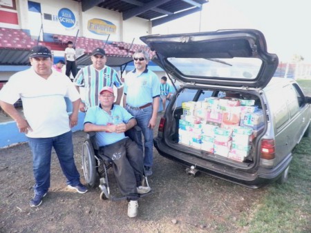 Diretores José Artur (Pingo) e Ramão Faguaga (Cardeal dos Pampas) recebendo 220 lts de leite como doação da comissão organizadora.